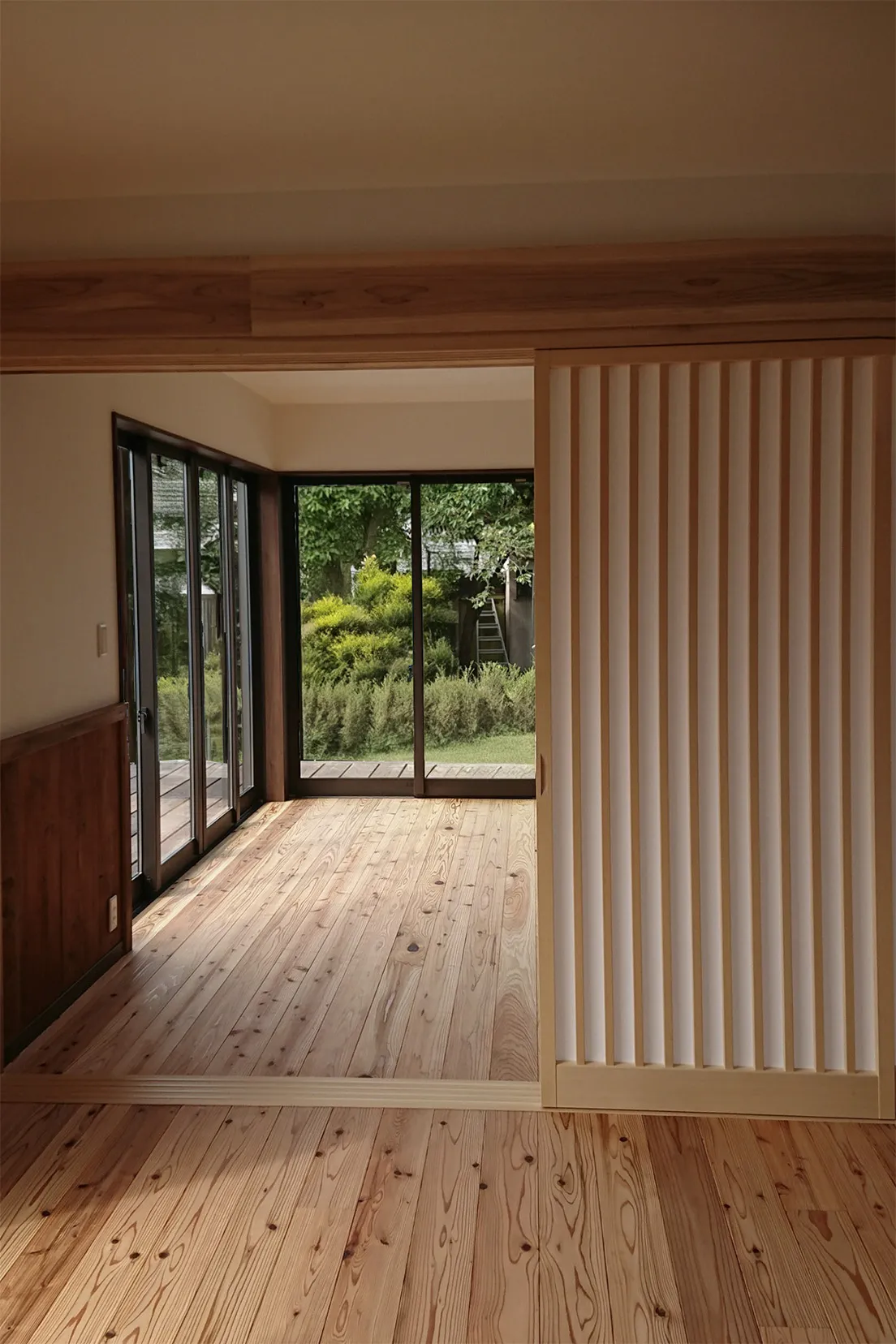 K様邸 - 光を透かし、影を愛でる。美意識が細部に宿るモノトーンの邸宅。