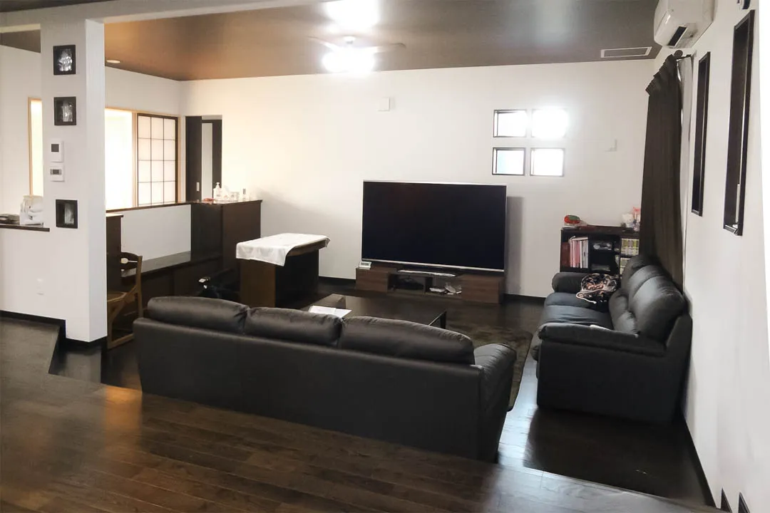 K様邸 - 光を透かし、影を愛でる。美意識が細部に宿るモノトーンの邸宅。