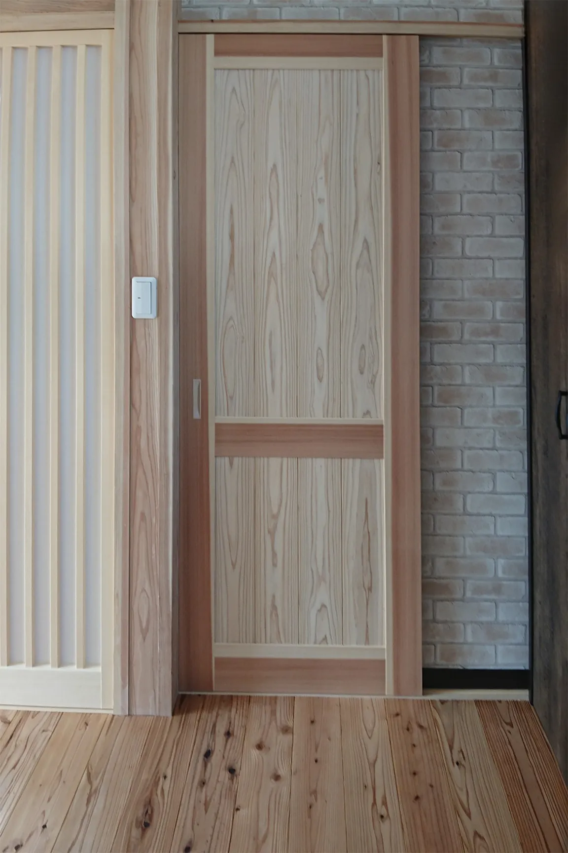 K様邸 - 光を透かし、影を愛でる。美意識が細部に宿るモノトーンの邸宅。