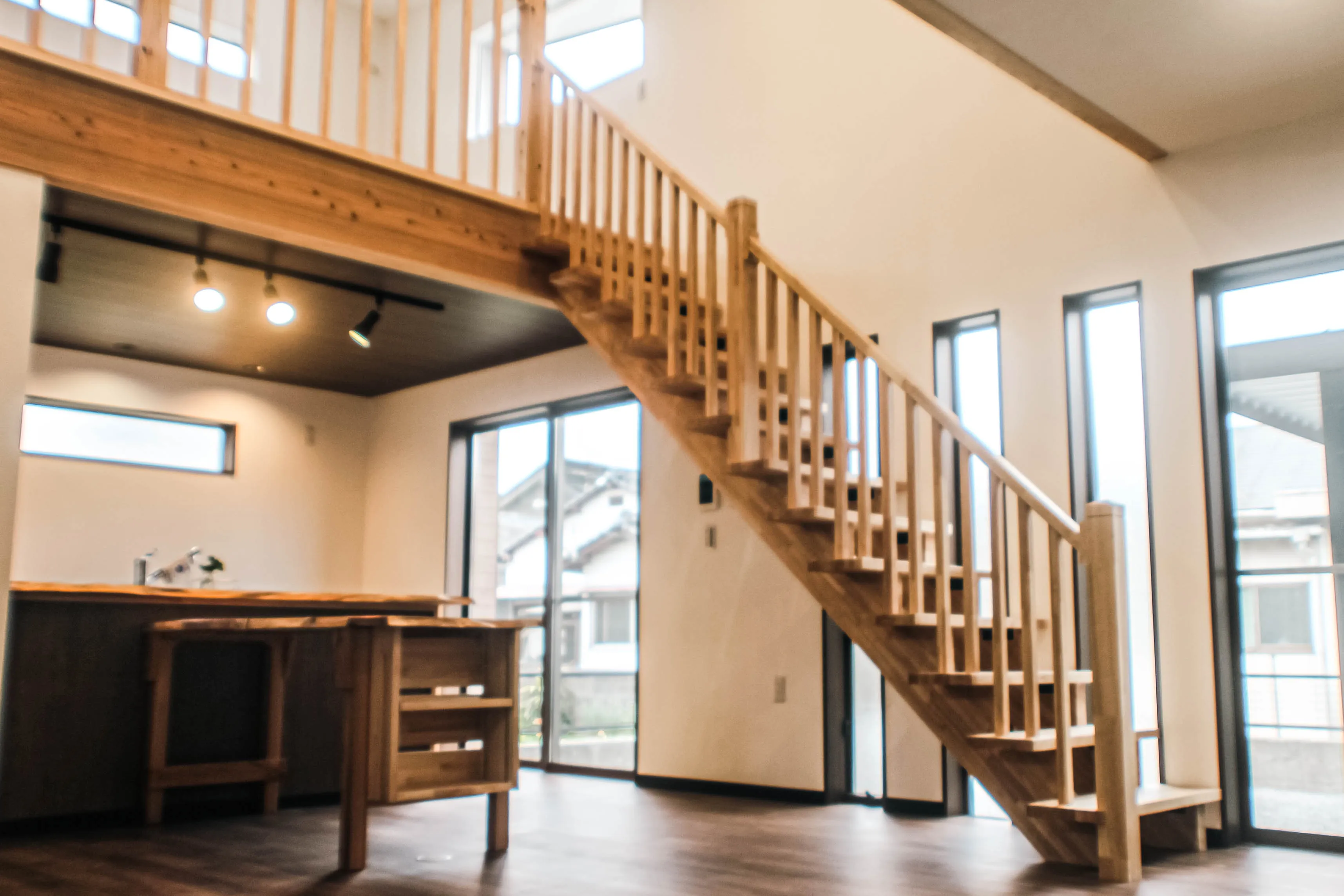 O様邸 - 集いの活気と、個の静寂。家族の気配をデザインする高天井の家