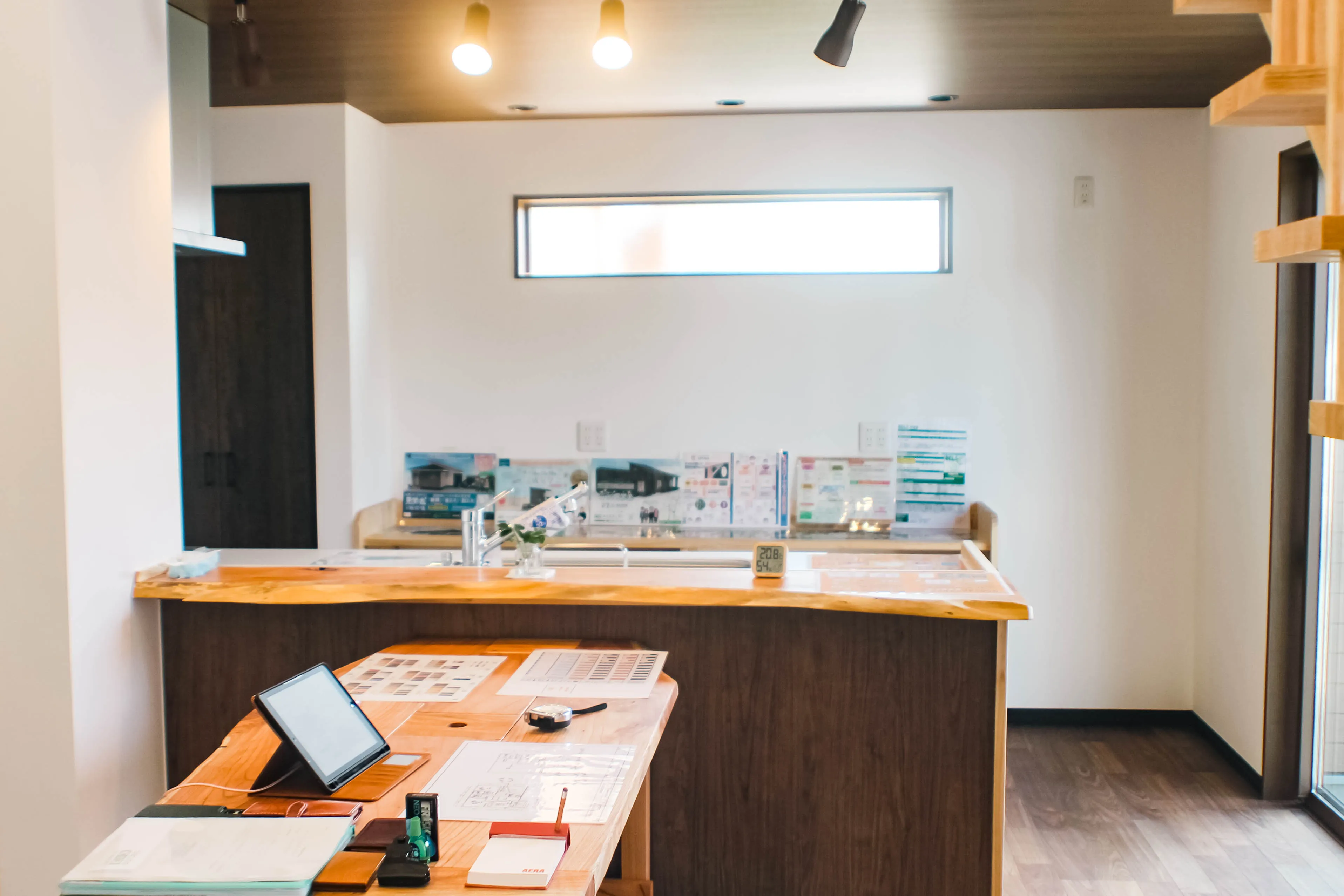 O様邸 - 集いの活気と、個の静寂。家族の気配をデザインする高天井の家